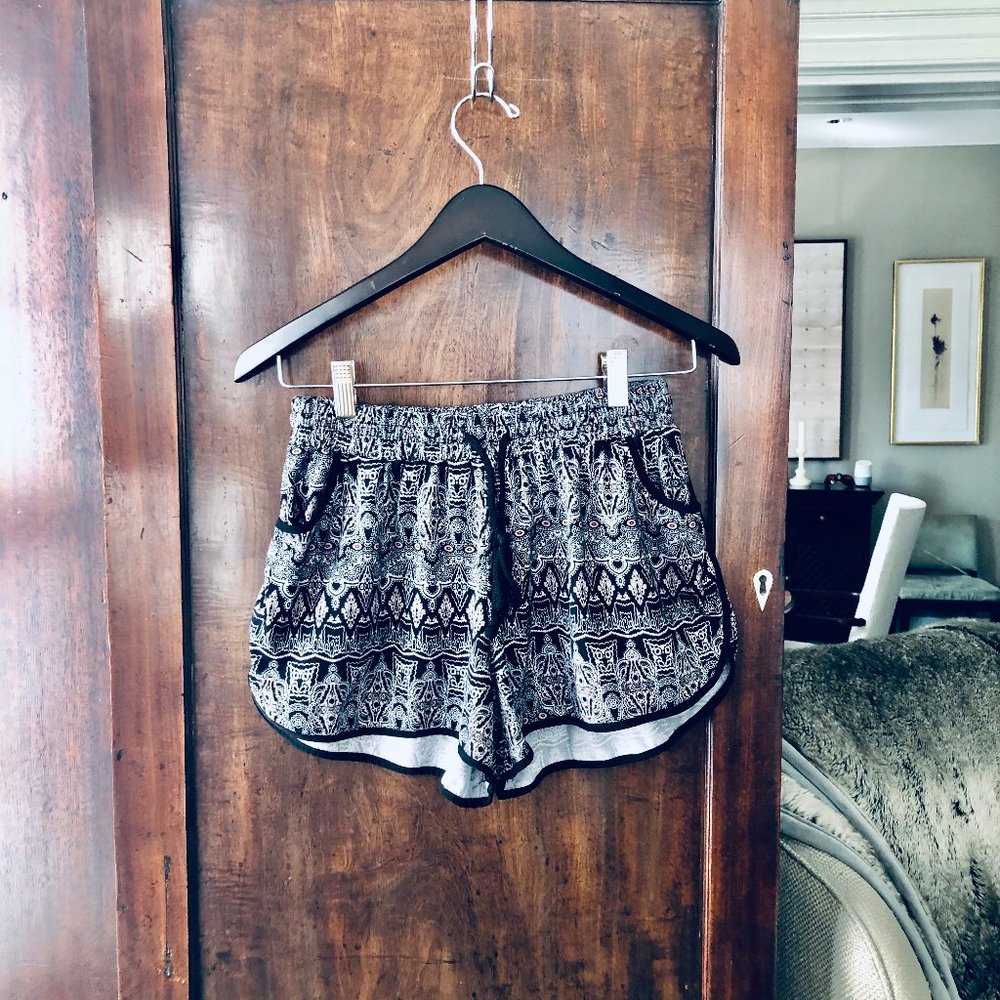 Groovy print shorts